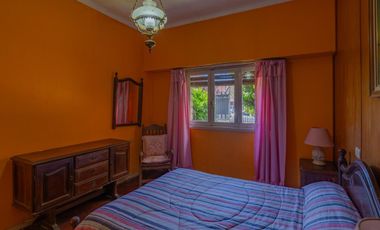 Chalet sobre terreno propio con amplio parquerizado en calles asfaltada