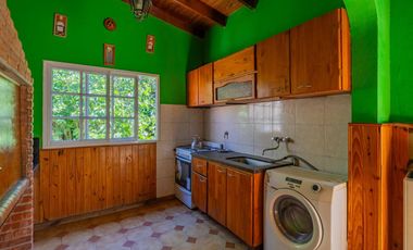 Chalet sobre terreno propio con amplio parquerizado en calles asfaltada