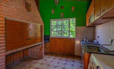 Chalet sobre terreno propio con amplio parquerizado en calles asfaltada