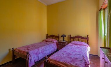 Chalet sobre terreno propio con amplio parquerizado en calles asfaltada