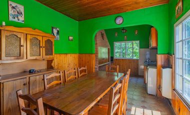 Chalet sobre terreno propio con amplio parquerizado en calles asfaltada