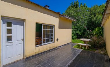 Chalet sobre terreno propio con amplio parquerizado en calles asfaltada