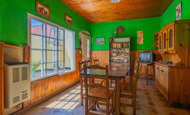 Chalet sobre terreno propio con amplio parquerizado en calles asfaltada