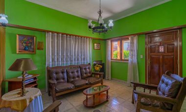 Chalet sobre terreno propio con amplio parquerizado en calles asfaltada