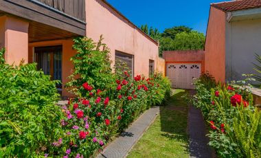 Chalet sobre terreno propio con amplio parquerizado en calles asfaltada