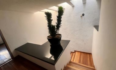 Residencia con Jardín en Monraz   Amplios Espacios y Ubicación Premium venta Casa