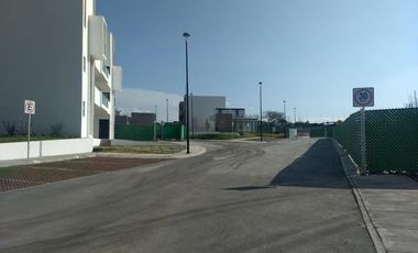 Departamento de dos niveles con amenidades, doble altura, 2 recámaras. Zákia - VENTA