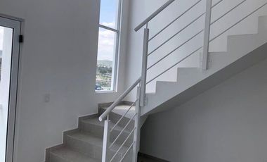Departamento de dos niveles con amenidades, doble altura, 2 recámaras. Zákia - VENTA