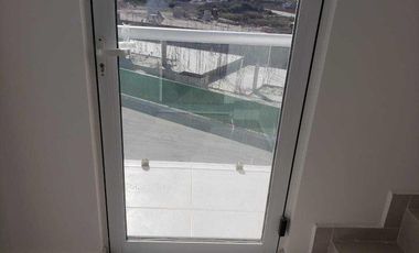 Departamento de dos niveles con amenidades, doble altura, 2 recámaras. Zákia - VENTA