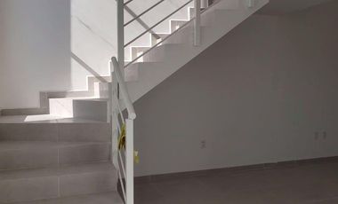 Departamento de dos niveles con amenidades, doble altura, 2 recámaras. Zákia - VENTA