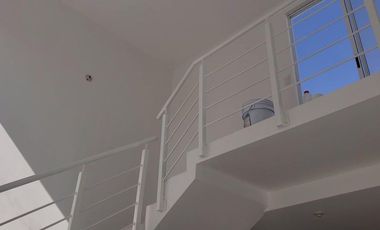 Departamento de dos niveles con amenidades, doble altura, 2 recámaras. Zákia - VENTA