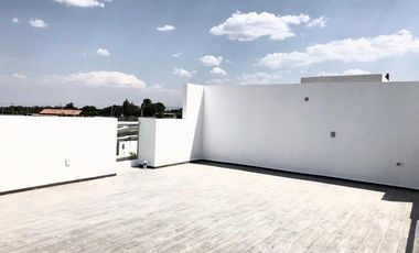 Departamento de dos niveles con amenidades, doble altura, 2 recámaras. Zákia - VENTA