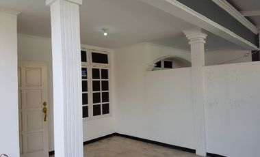 DISEWAKAN – RUMAH INDUK HOEK (POJOK) | SIAP HUNI