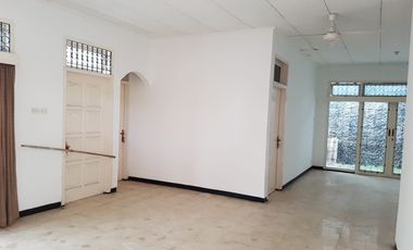 DISEWAKAN – RUMAH INDUK HOEK (POJOK) | SIAP HUNI