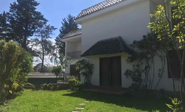 Venta de Casa Amplia, 5 Habitaciones, Bosmediano, Quito, Ecuador