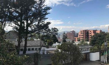Venta de Casa Amplia, 5 Habitaciones, Bosmediano, Quito, Ecuador