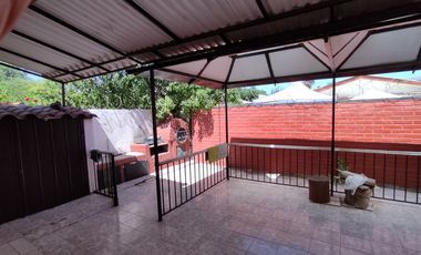 Gran Casa Sólida y Aislada | 4 Dormitorios + Quincho | Barrio Tranquilo