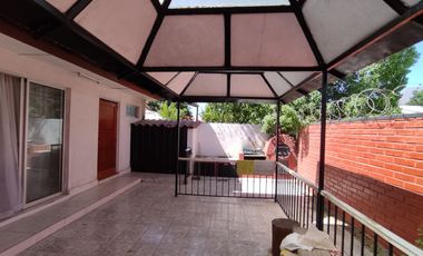 Gran Casa Sólida y Aislada | 4 Dormitorios + Quincho | Barrio Tranquilo