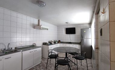 Gran Casa Sólida y Aislada | 4 Dormitorios + Quincho | Barrio Tranquilo