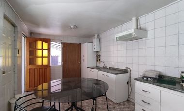 Gran Casa Sólida y Aislada | 4 Dormitorios + Quincho | Barrio Tranquilo