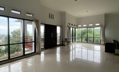 Sewa Rumah Luas Rasa Villa di Padasuka Udara Sejuk Cocok Untuk Hunian Juga Kantor | SW066