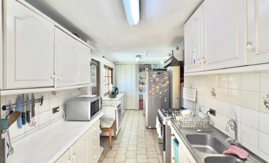 Se vende casa con terreno de 450m2 en condominio de Av. España, Curicó