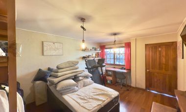 Se vende casa con terreno de 450m2 en condominio de Av. España, Curicó