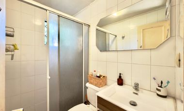 Se vende casa con terreno de 450m2 en condominio de Av. España, Curicó