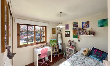 Se vende casa con terreno de 450m2 en condominio de Av. España, Curicó