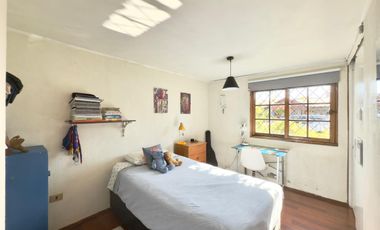 Se vende casa con terreno de 450m2 en condominio de Av. España, Curicó