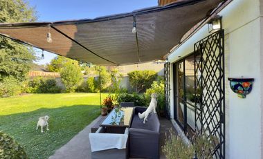 Se vende casa con terreno de 450m2 en condominio de Av. España, Curicó