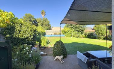 Se vende casa con terreno de 450m2 en condominio de Av. España, Curicó