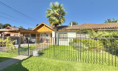 Se vende casa con terreno de 450m2 en condominio de Av. España, Curicó