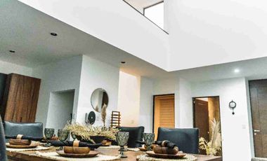 MAYORCA RESIDENCIAL CASA EN VENTA CON RECAMARA Y BAÑO EN PLANTA BAJA Y JARDIN AMPLIO ZONA SUR ESTE LEON