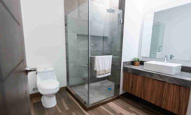 MAYORCA RESIDENCIAL CASA EN VENTA CON RECAMARA Y BAÑO EN PLANTA BAJA Y JARDIN AMPLIO ZONA SUR ESTE LEON
