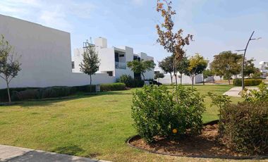 MAYORCA RESIDENCIAL CASA EN VENTA CON RECAMARA Y BAÑO EN PLANTA BAJA Y JARDIN AMPLIO ZONA SUR ESTE LEON