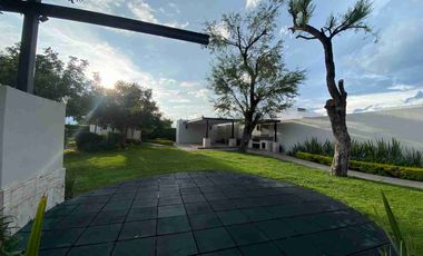 MAYORCA RESIDENCIAL CASA EN VENTA CON RECAMARA Y BAÑO EN PLANTA BAJA Y JARDIN AMPLIO ZONA SUR ESTE LEON