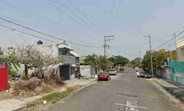 SE VENDE CASA EN VERACRUZ LISTA PARA ENTREGAR.5 HABITACIONES
