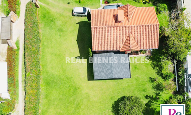 Finca ubicada en el Carmen de Viboral, terreno totalmente plano, excelente ubicación.
