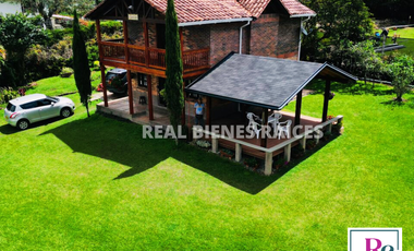 Finca ubicada en el Carmen de Viboral, terreno totalmente plano, excelente ubicación.