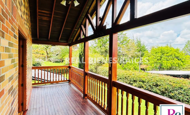 Finca ubicada en el Carmen de Viboral, terreno totalmente plano, excelente ubicación.