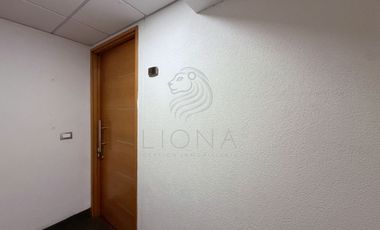 Oficina en Las Condes: 32 m², 2 privados, 3490 UF