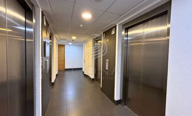 Oficina en Las Condes: 32 m², 2 privados, 3490 UF