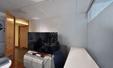 Oficina en Las Condes: 32 m², 2 privados, 3490 UF