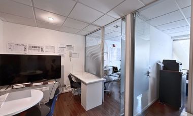 Oficina en Las Condes: 32 m², 2 privados, 3490 UF