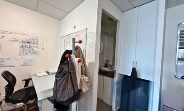Oficina en Las Condes: 32 m², 2 privados, 3490 UF