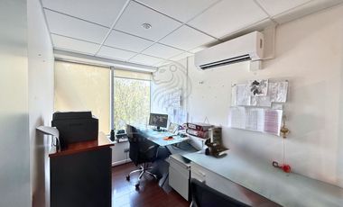 Oficina en Las Condes: 32 m², 2 privados, 3490 UF