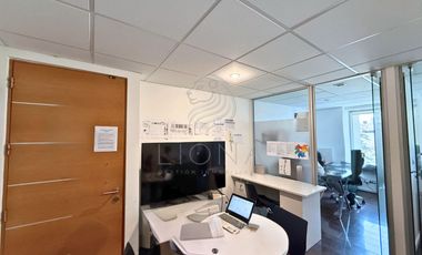 Oficina en Las Condes: 32 m², 2 privados, 3490 UF