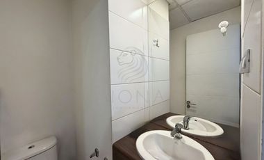 Oficina en Las Condes: 32 m², 2 privados, 3490 UF