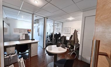 Oficina en Las Condes: 32 m², 2 privados, 3490 UF